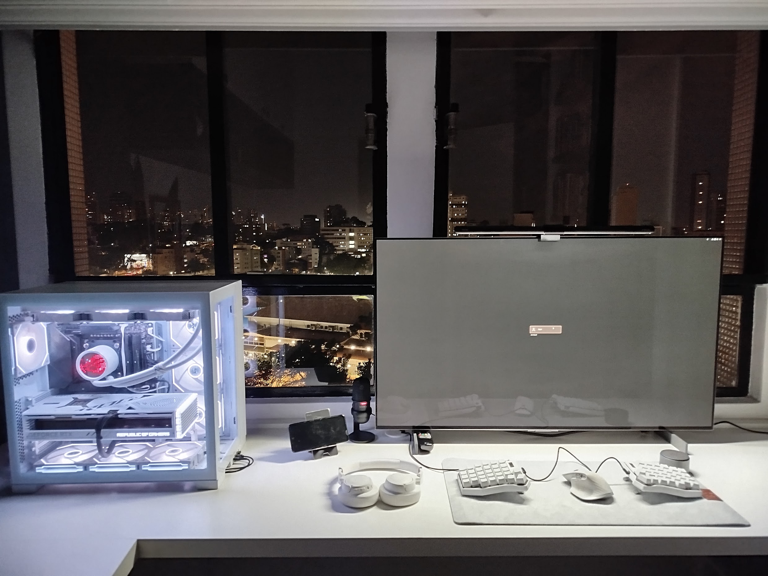 Imagem do meu escritório com apenas uma tela